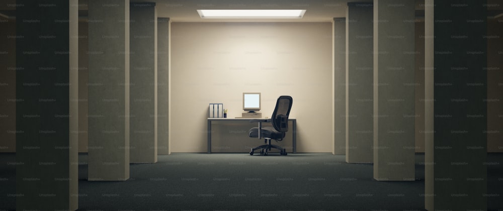 Verlassener, leerer Bürostuhl vor einem Schreibtisch