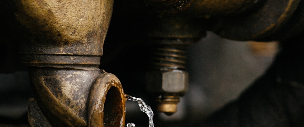 Tropfendes Rohr, bei dem Wasser ungenutzt entweicht