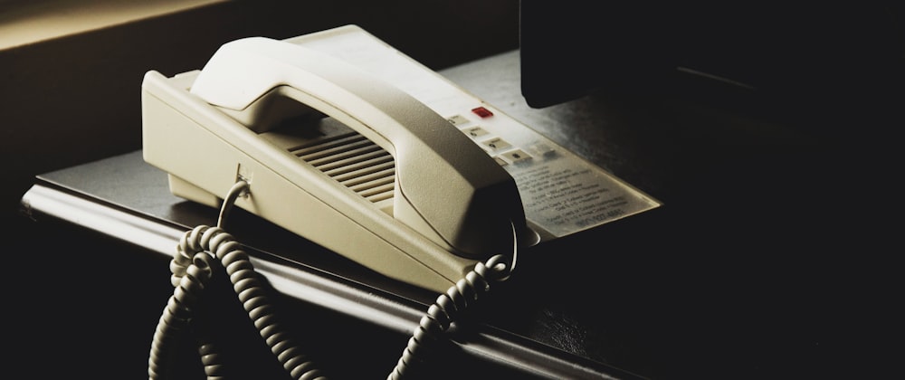 Ein stilles, ungenutztes Telefon auf einem leeren Tisch